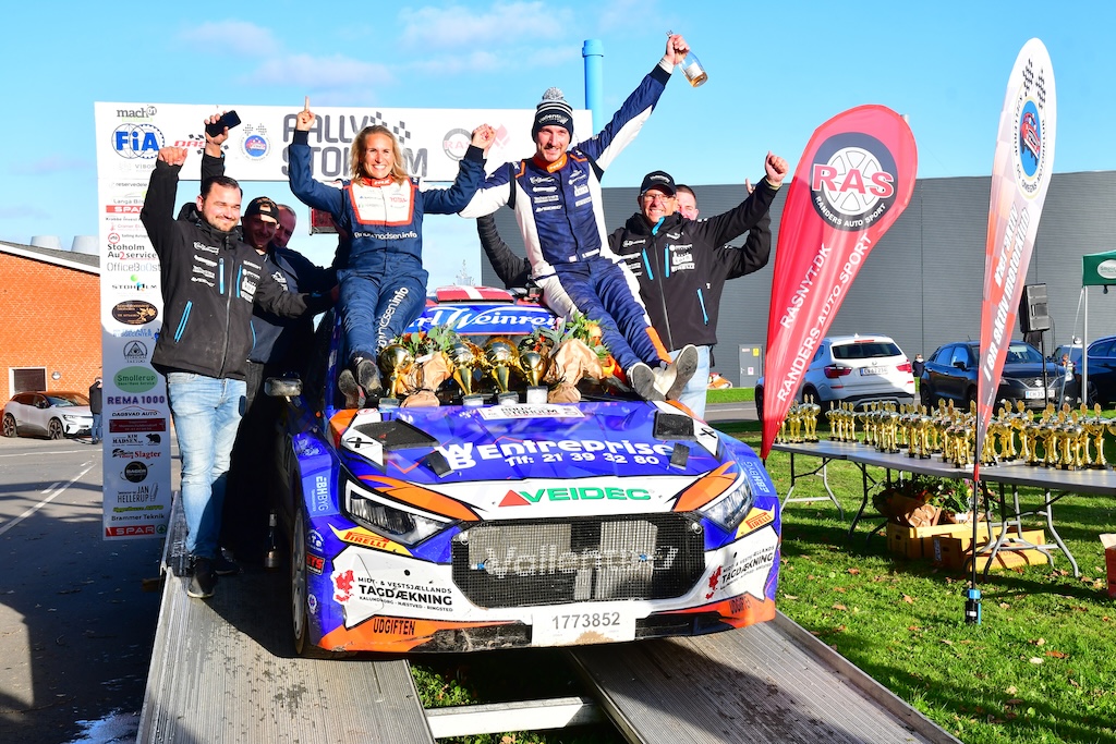 På målrampen med hele team Vallentin Rallysport som vinder af Rally Stoholm 2024.
(Foto: Morten Dam - autoMOTIV/specialpress)